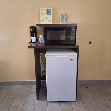 Super 8 By Wyndham Weslaco Exterior foto