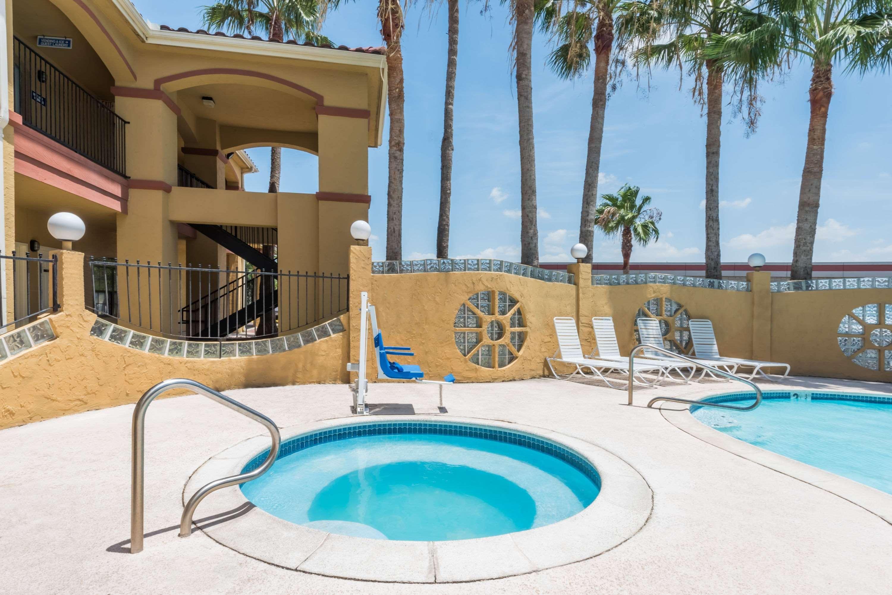 Super 8 By Wyndham Weslaco Exterior foto
