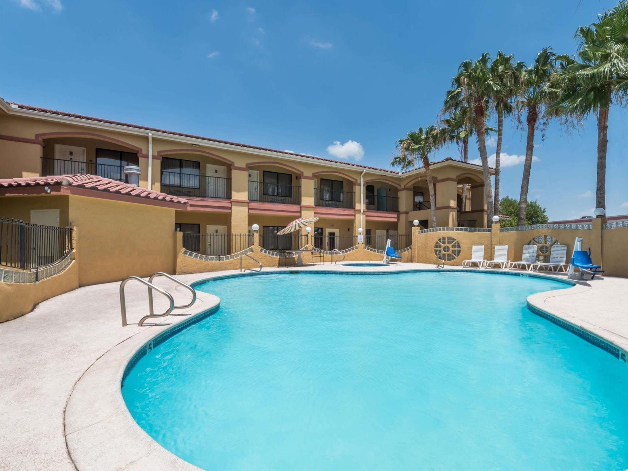 Super 8 By Wyndham Weslaco Exterior foto
