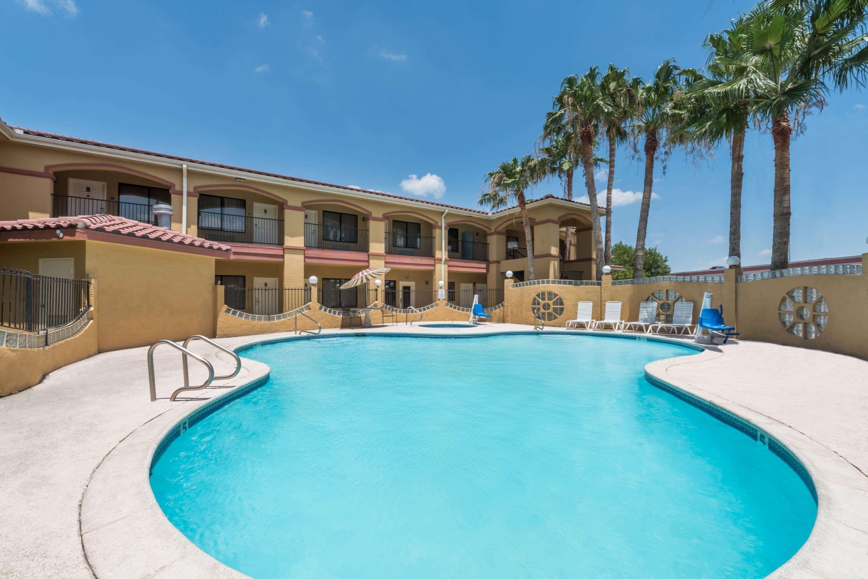 Super 8 By Wyndham Weslaco Exterior foto