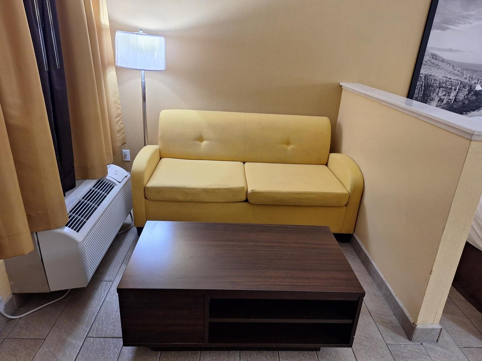 Super 8 By Wyndham Weslaco Quarto foto