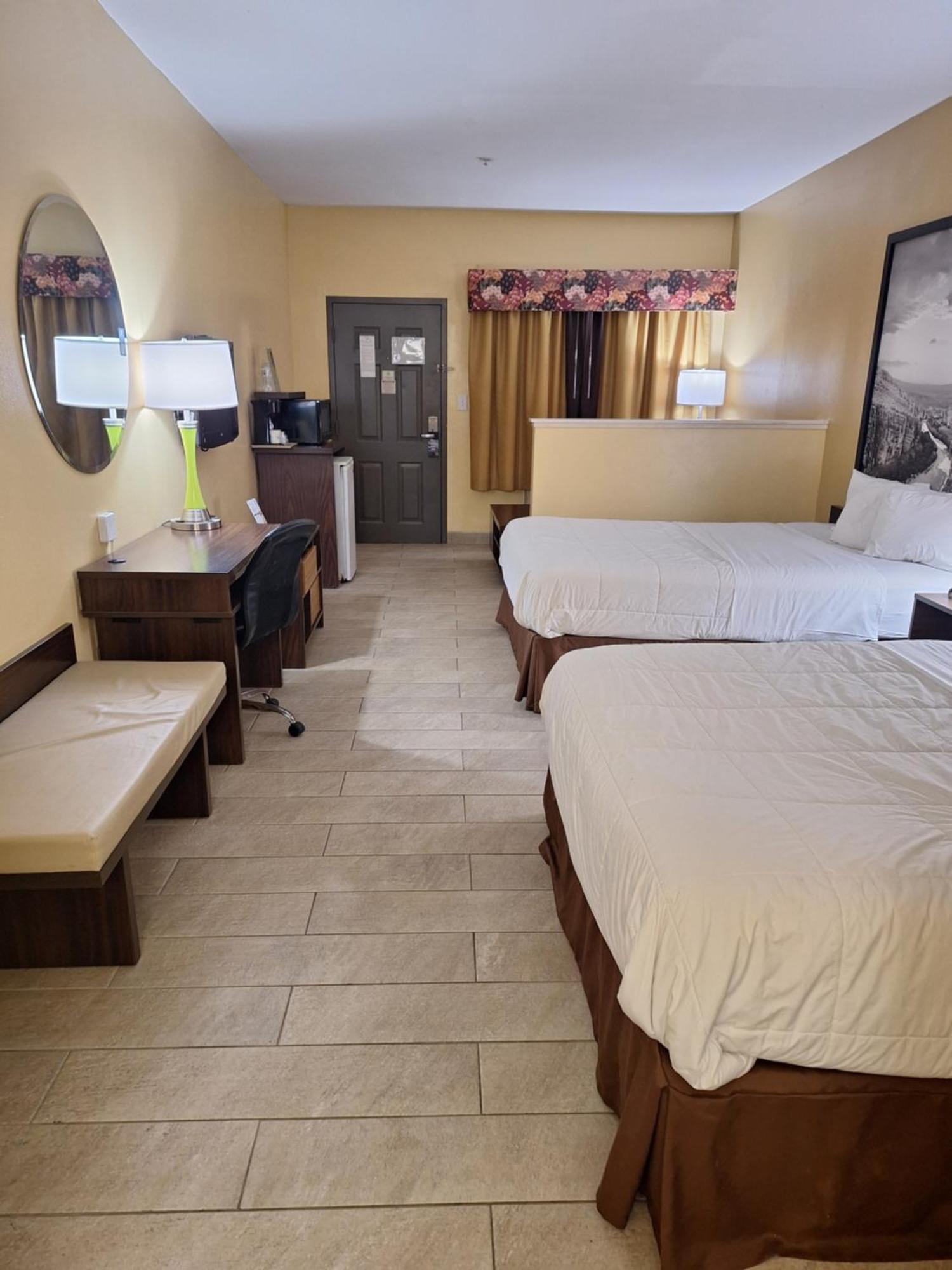 Super 8 By Wyndham Weslaco Quarto foto
