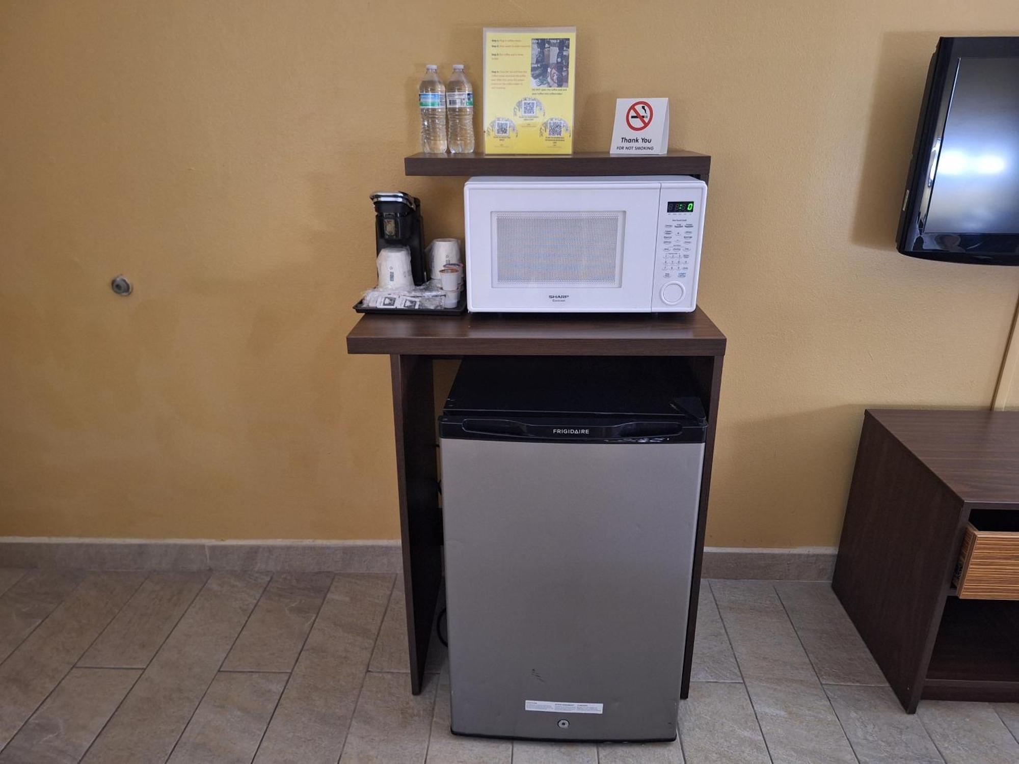 Super 8 By Wyndham Weslaco Quarto foto