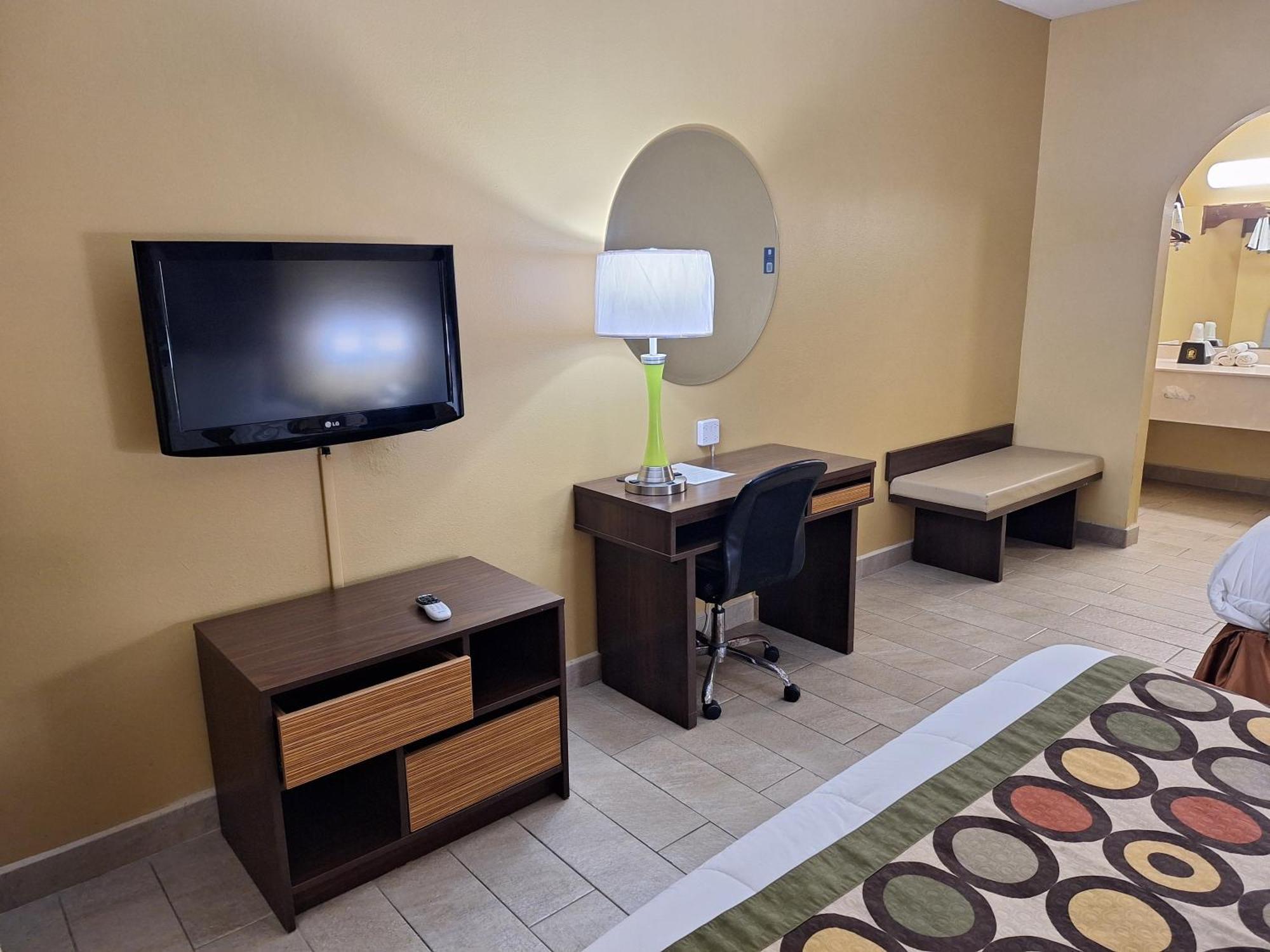 Super 8 By Wyndham Weslaco Quarto foto