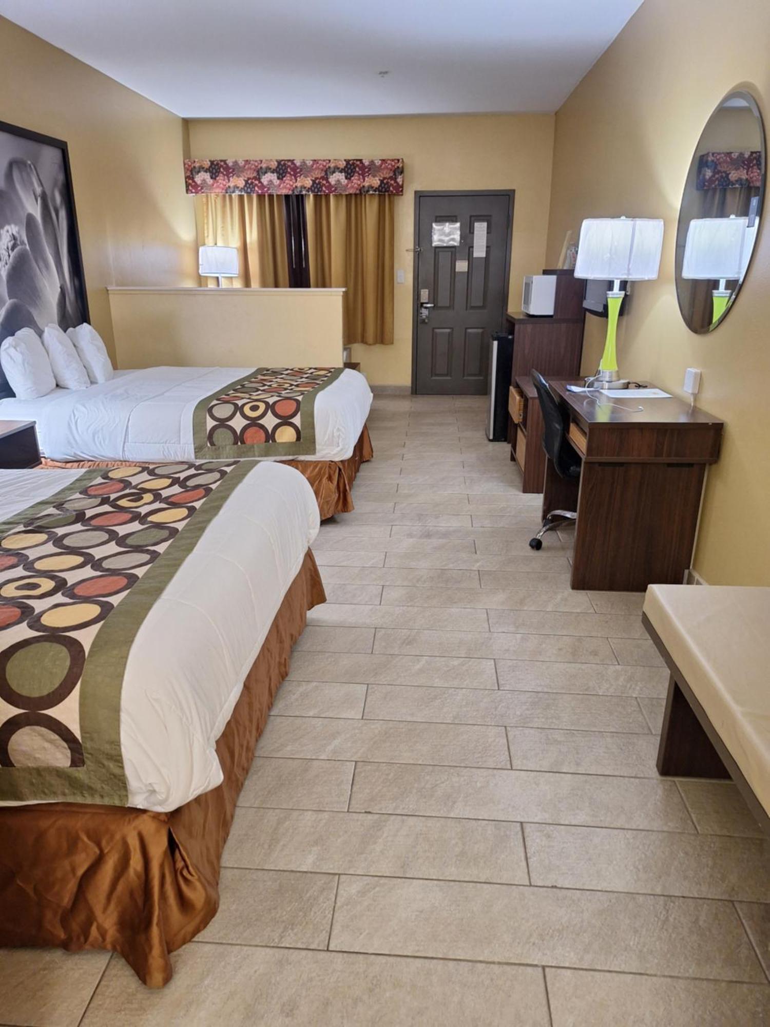 Super 8 By Wyndham Weslaco Quarto foto