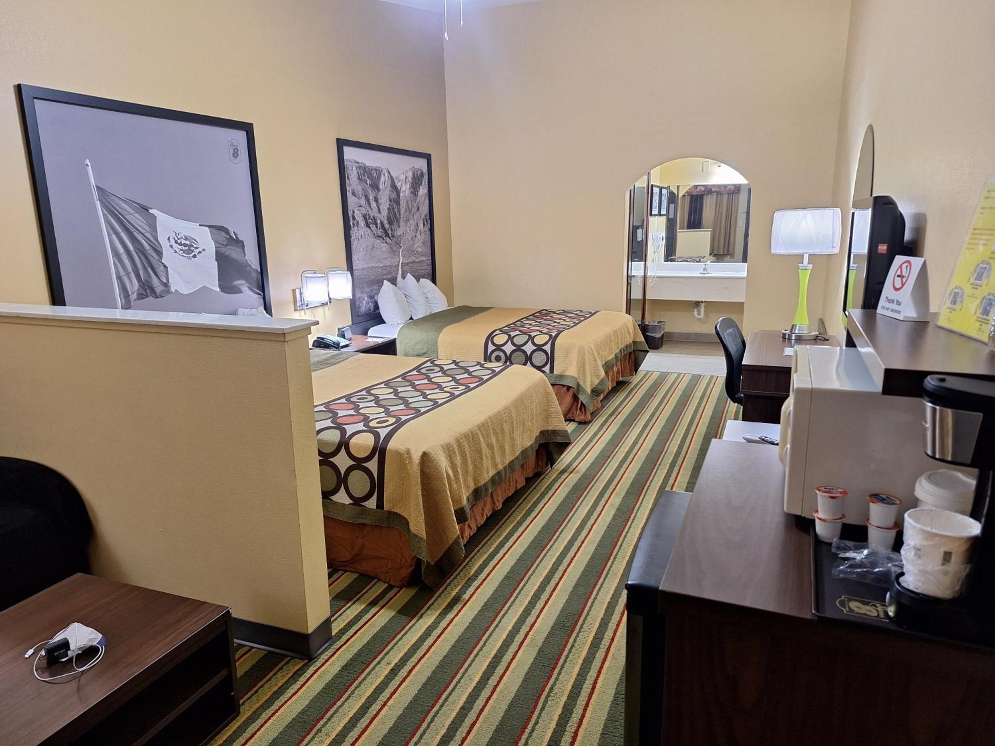 Super 8 By Wyndham Weslaco Quarto foto