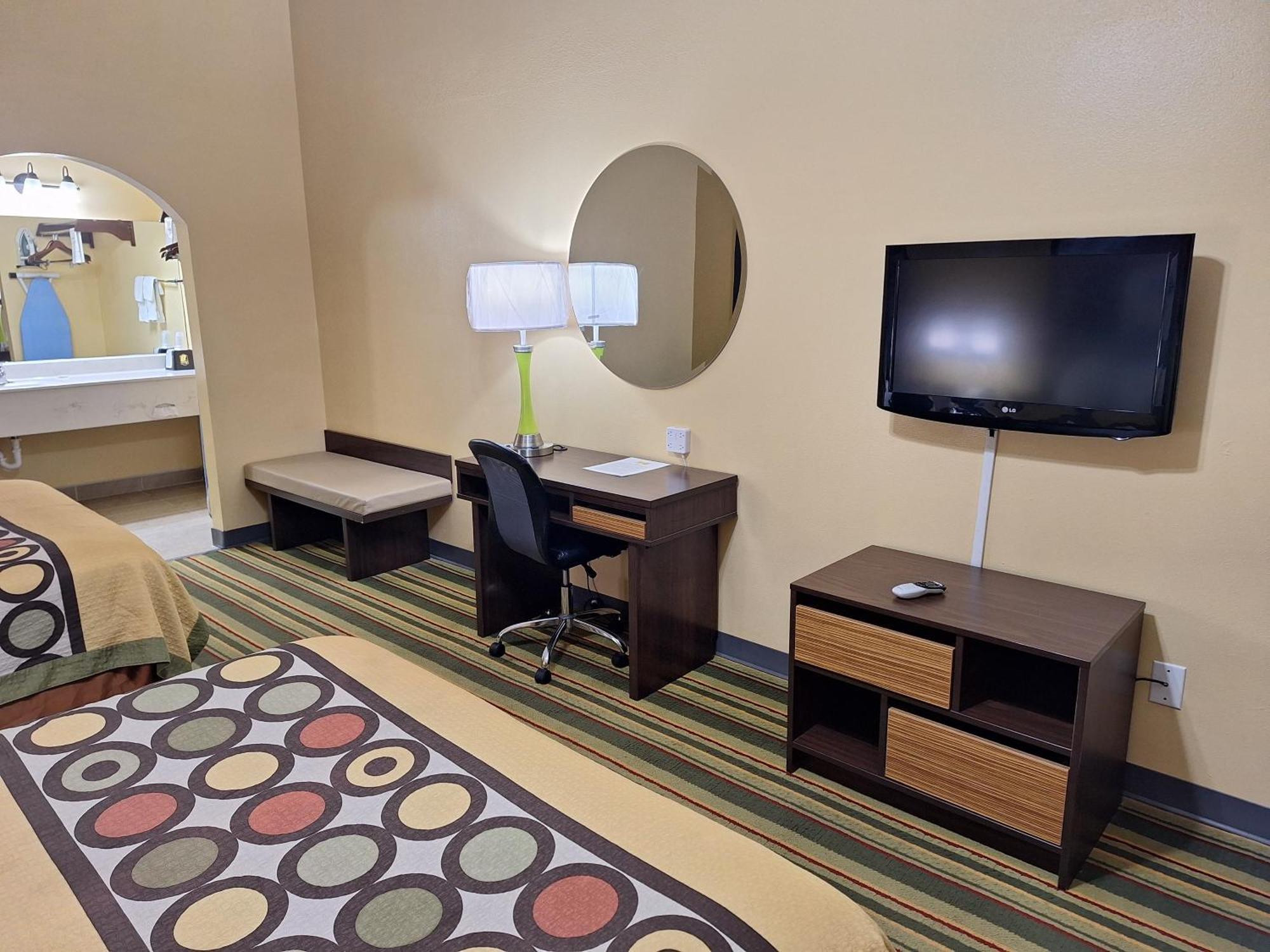 Super 8 By Wyndham Weslaco Quarto foto