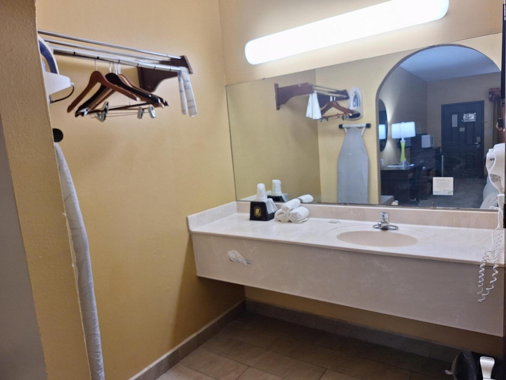 Super 8 By Wyndham Weslaco Quarto foto