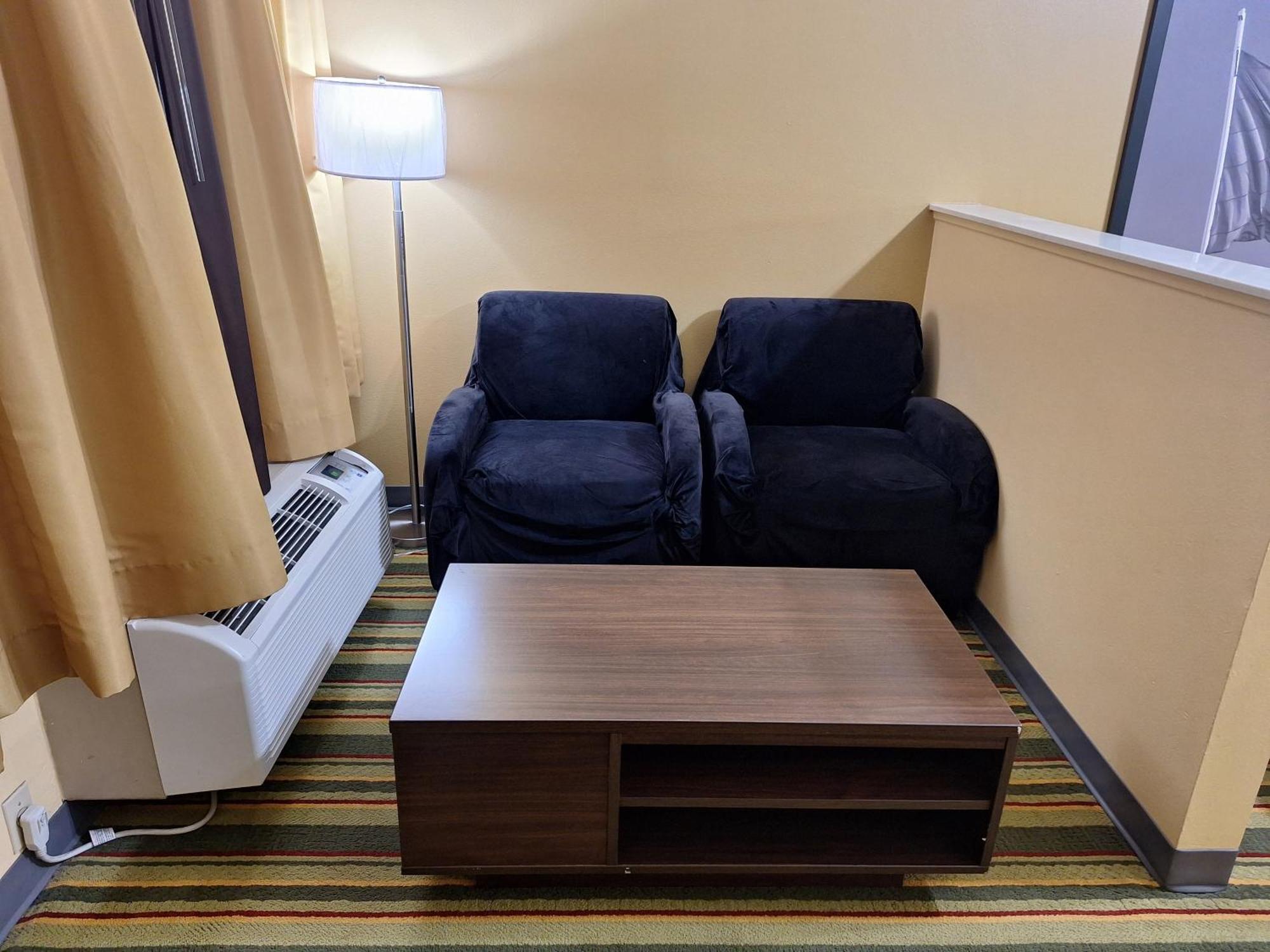 Super 8 By Wyndham Weslaco Quarto foto