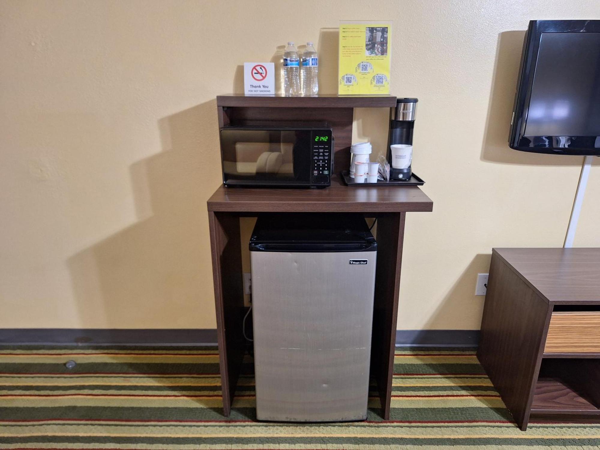 Super 8 By Wyndham Weslaco Quarto foto