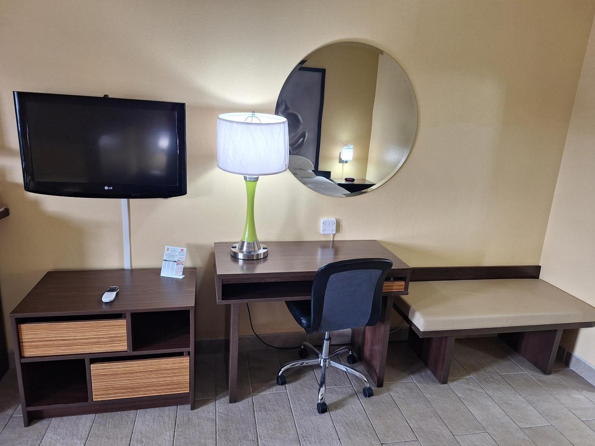 Super 8 By Wyndham Weslaco Quarto foto