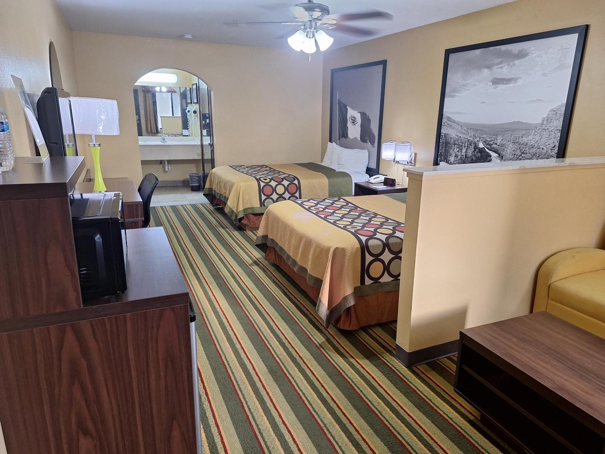 Super 8 By Wyndham Weslaco Quarto foto