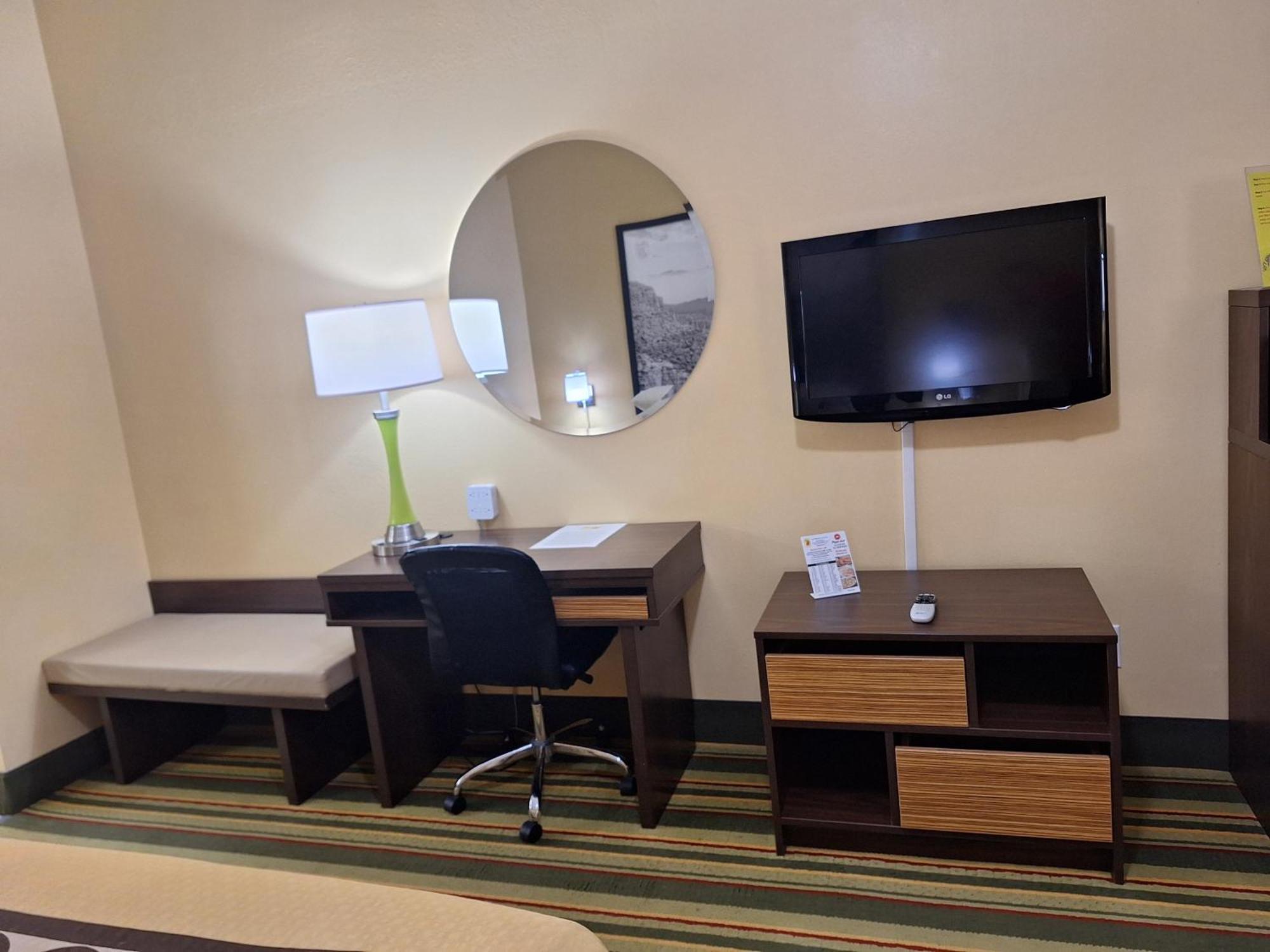 Super 8 By Wyndham Weslaco Quarto foto
