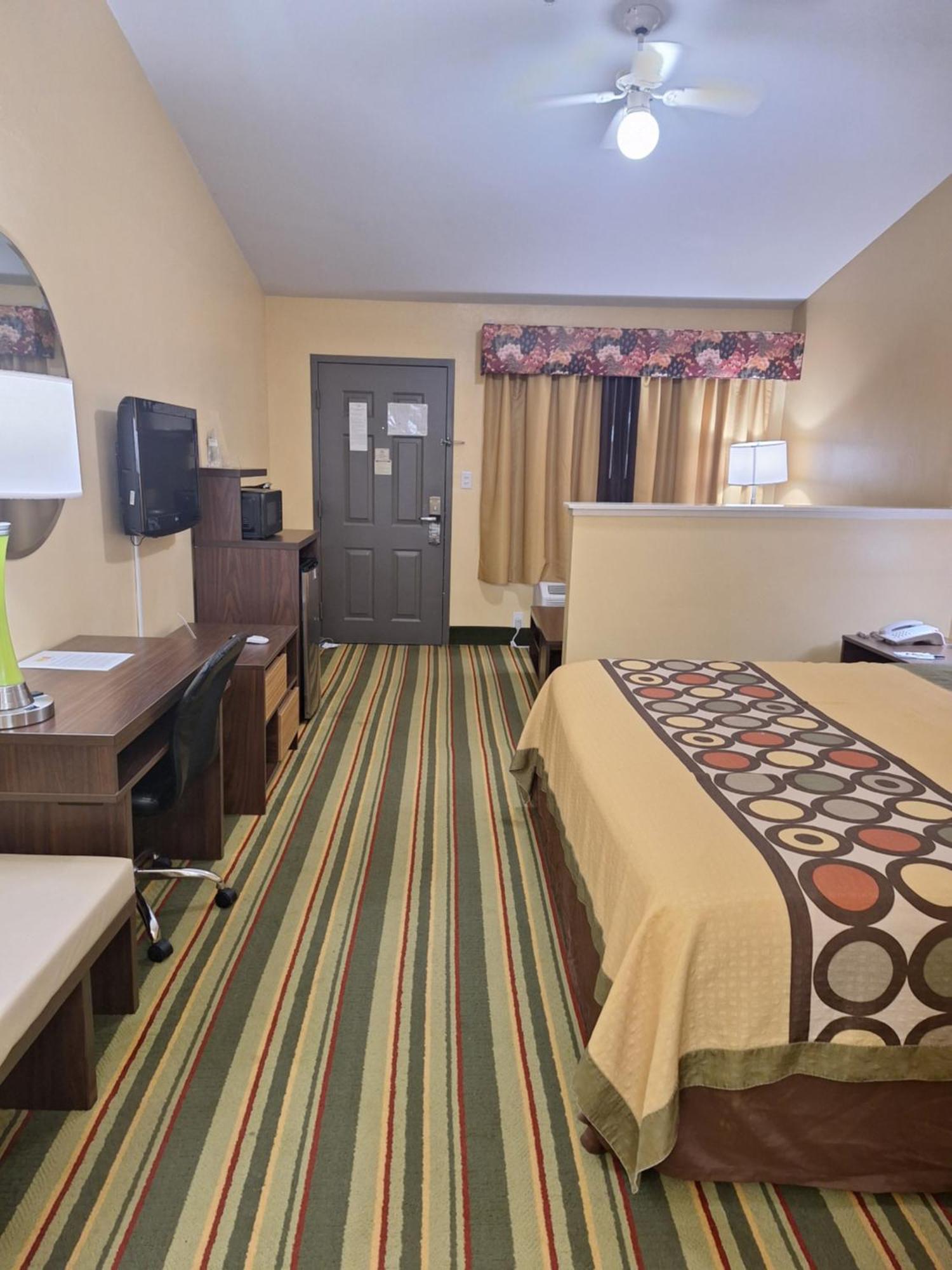 Super 8 By Wyndham Weslaco Quarto foto