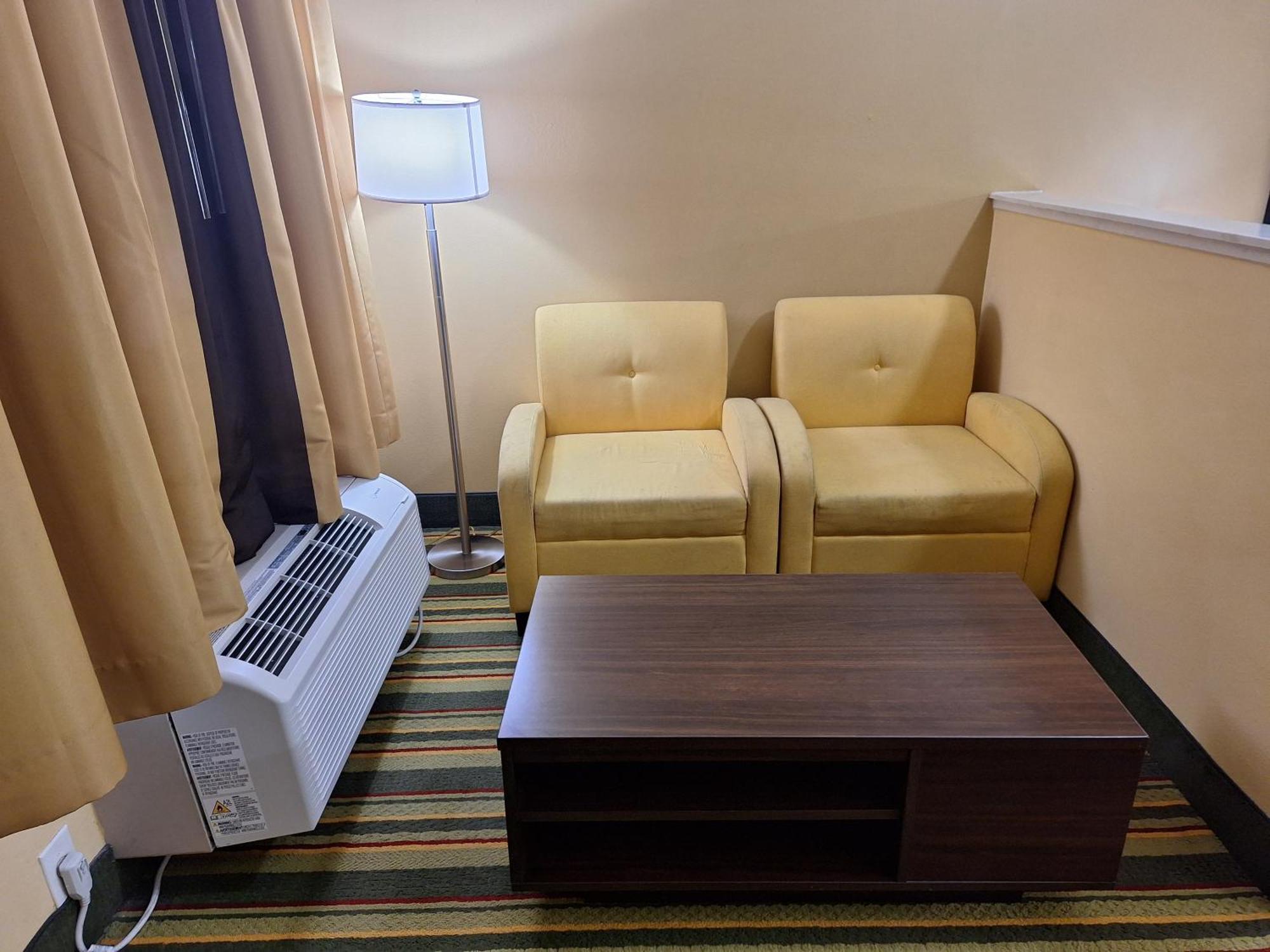 Super 8 By Wyndham Weslaco Quarto foto