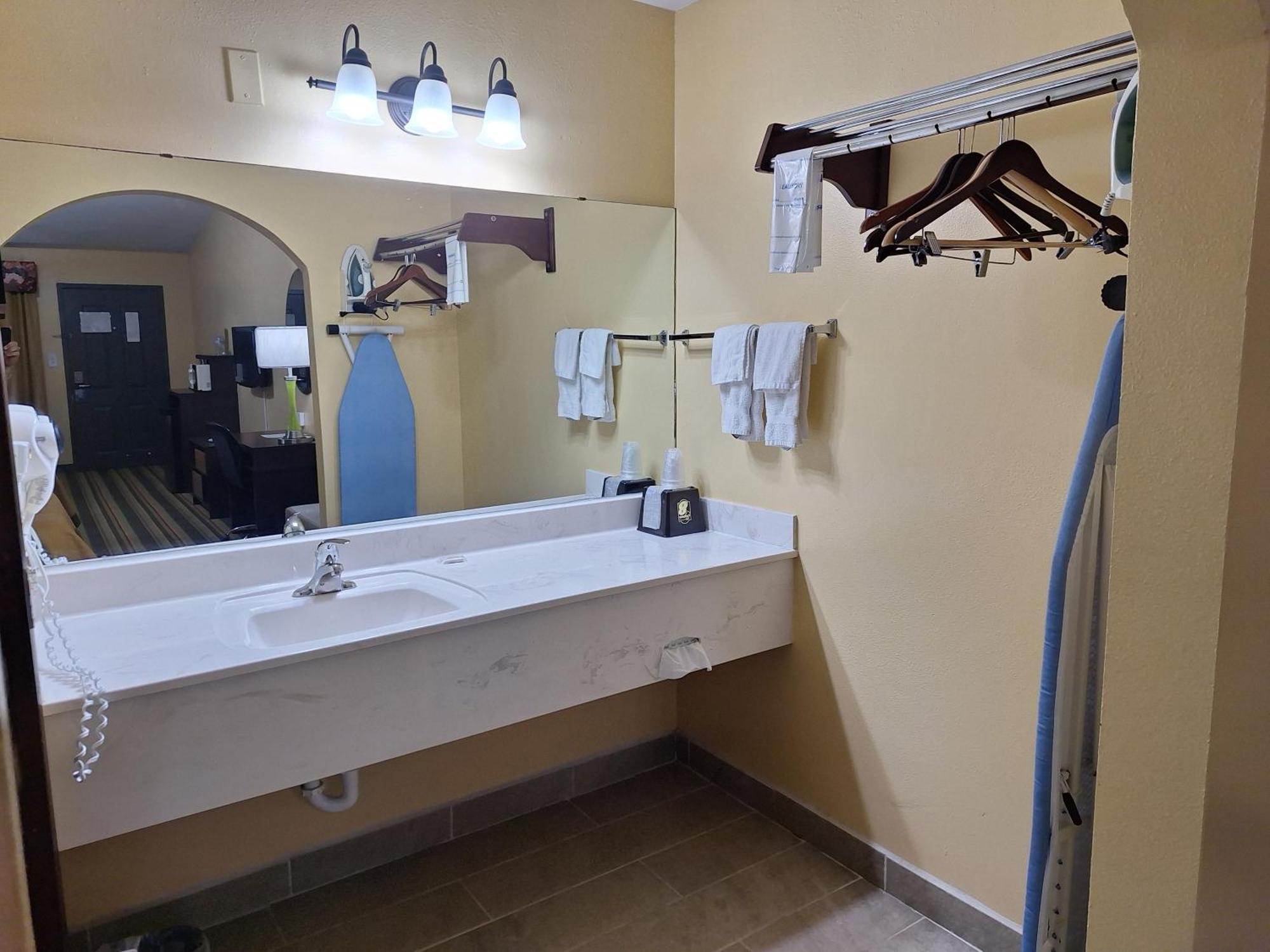 Super 8 By Wyndham Weslaco Quarto foto