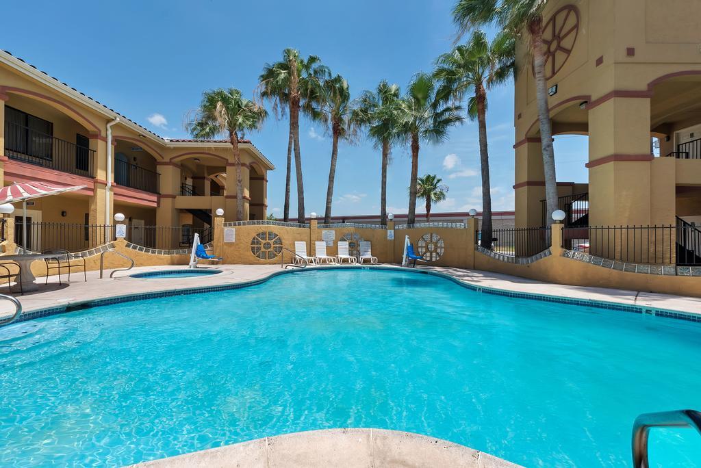 Super 8 By Wyndham Weslaco Exterior foto