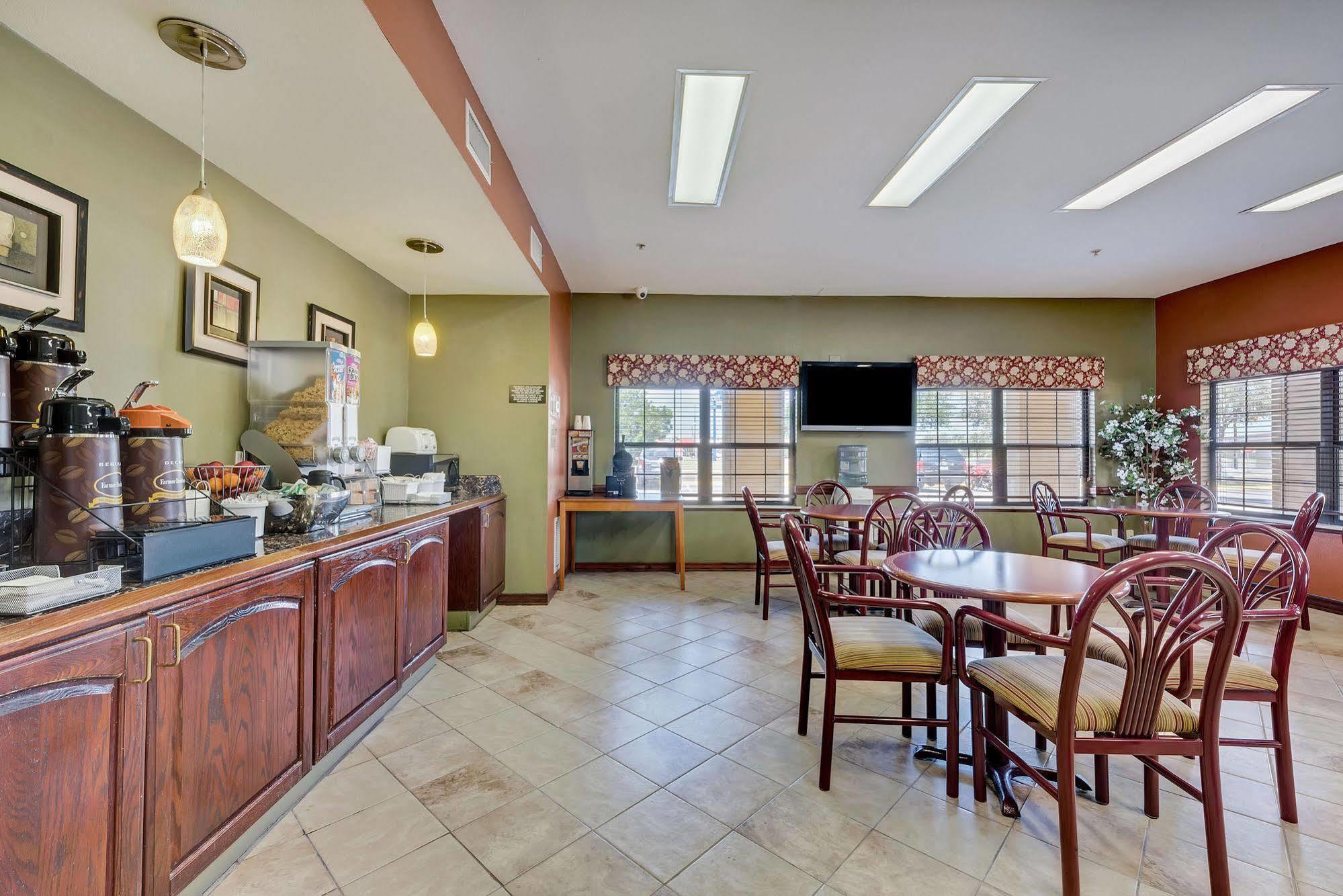 Super 8 By Wyndham Weslaco Exterior foto