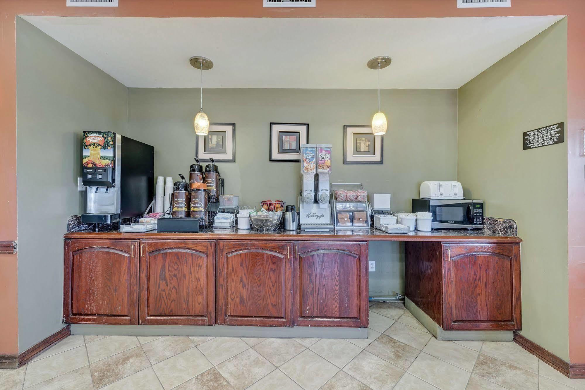 Super 8 By Wyndham Weslaco Exterior foto