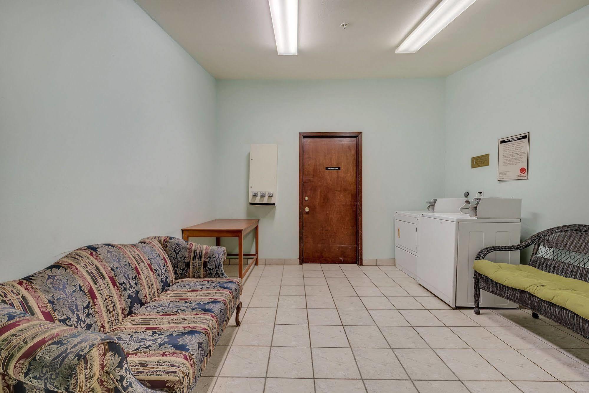 Super 8 By Wyndham Weslaco Exterior foto