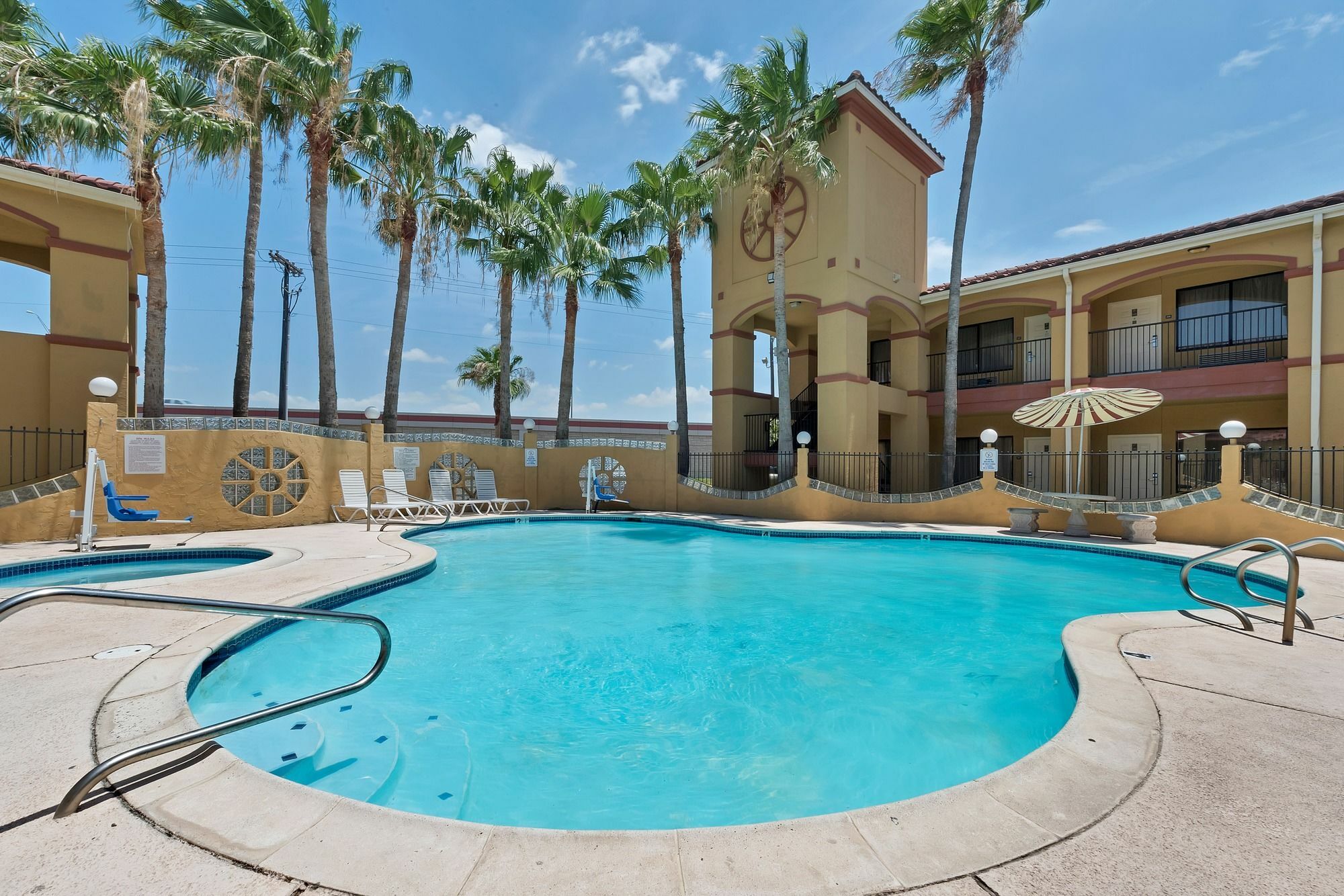 Super 8 By Wyndham Weslaco Exterior foto